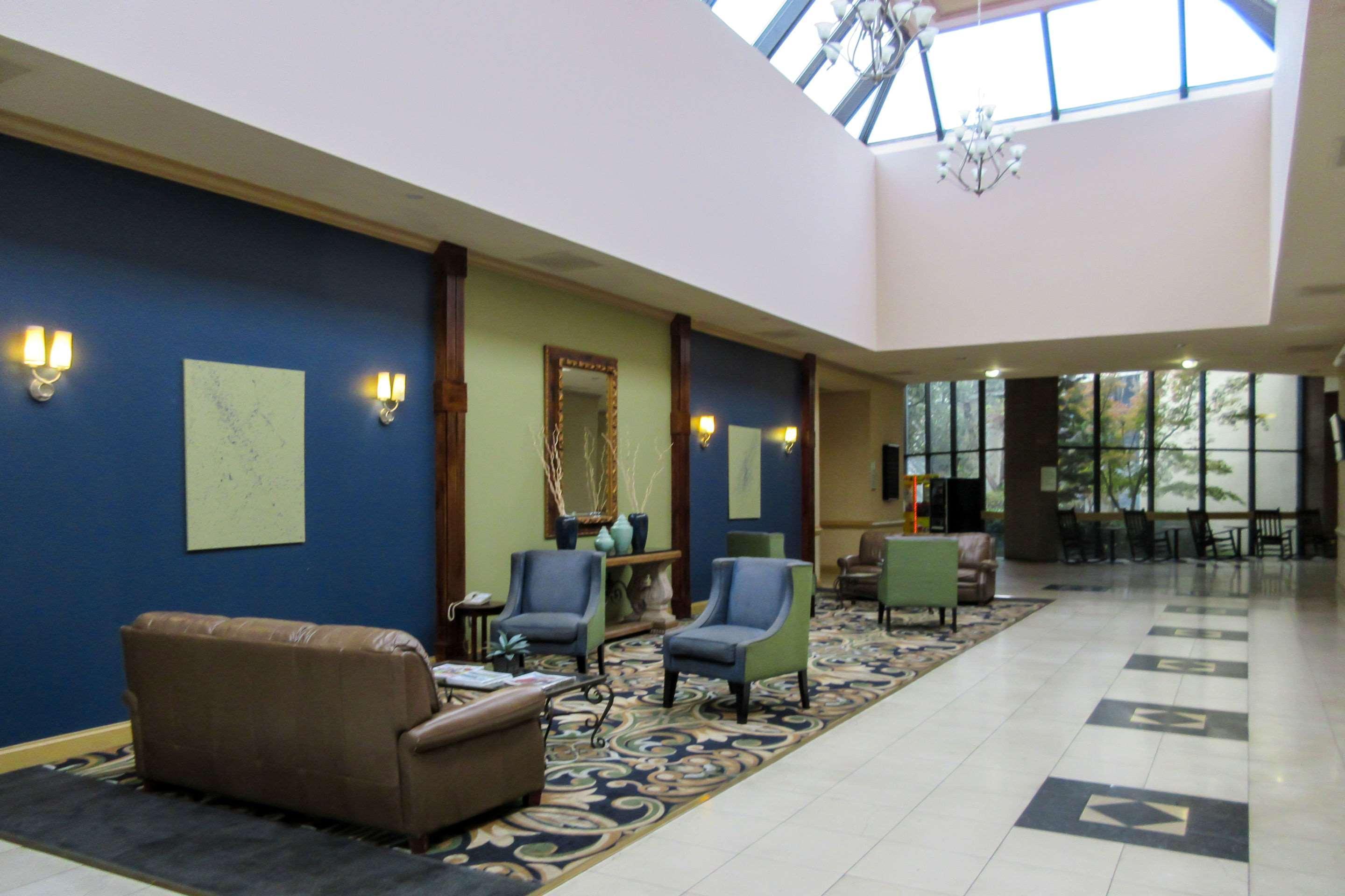 Clarion Hotel Fayetteville Exterior photo