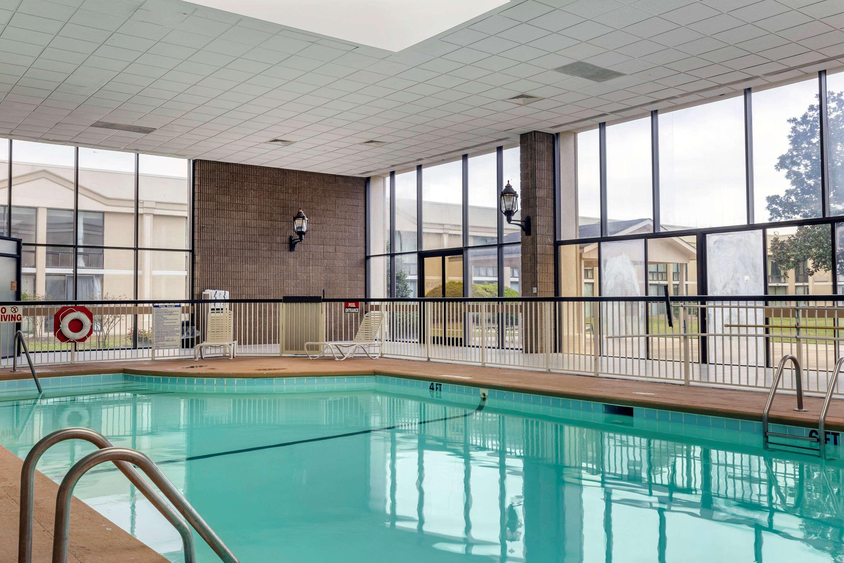 Clarion Hotel Fayetteville Exterior photo