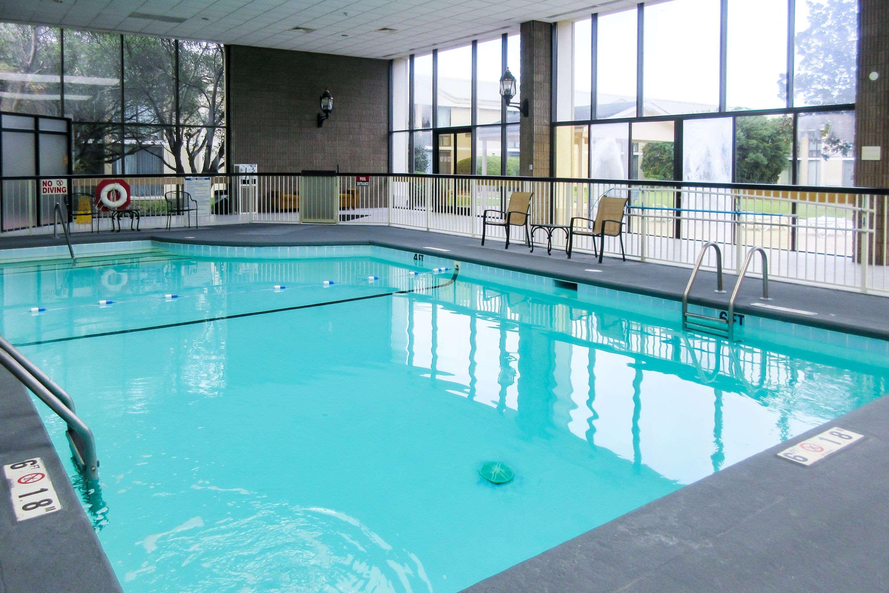 Clarion Hotel Fayetteville Exterior photo